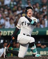 　３回、空振り三振に倒れる佐藤輝（撮影・北村雅宏）