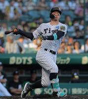 　１回、空振り三振に倒れる佐藤輝（撮影・北村雅宏）