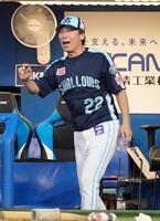 　３回、内山の２点二塁打にベンチで笑顔の高津監督