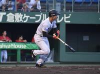 　左中間に二塁打を放つ佐野