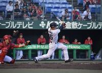 　左中間へ二塁打を放つ佐野