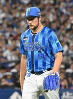 　９回途中、満塁のピンチを招き降板するバウアー