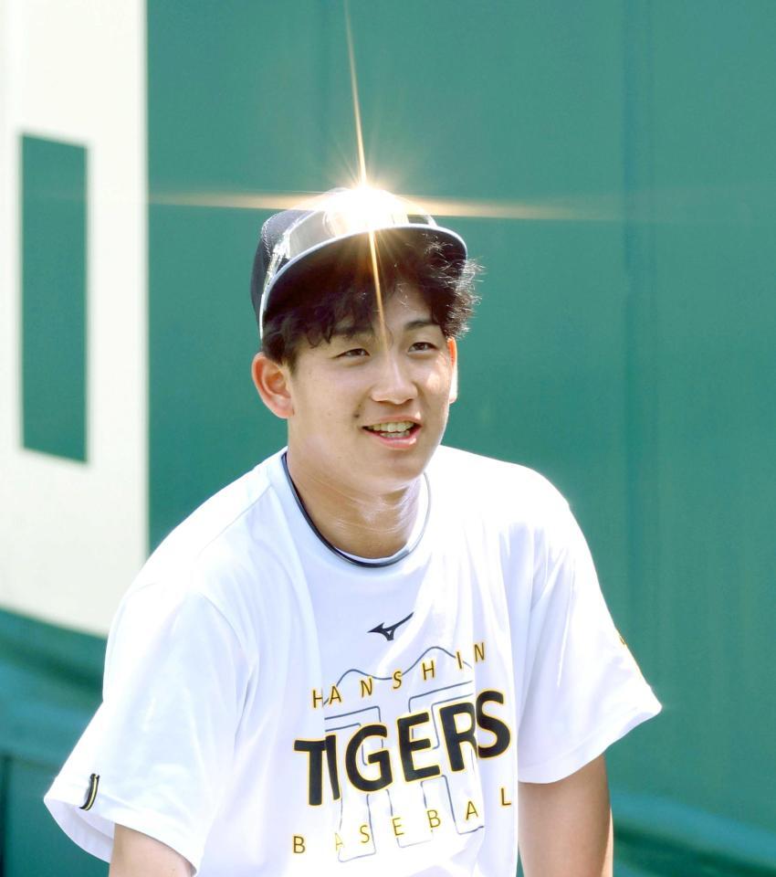 　練習を終え、チームスタッフを話す伊原（撮影・山口登）