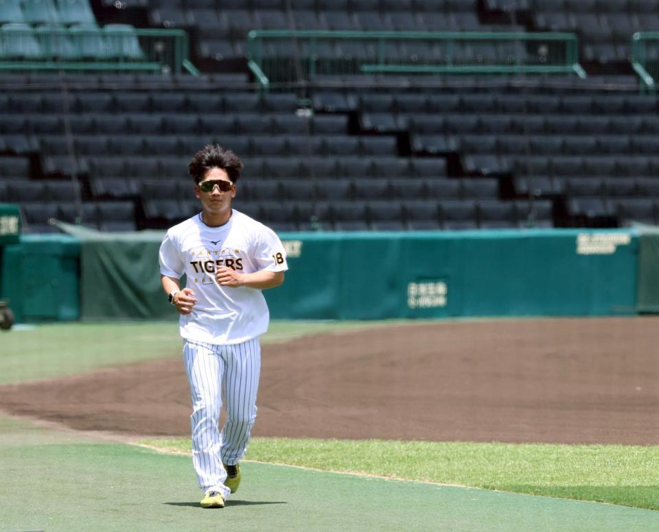 　グラウンドをランニングする伊原（撮影・山口登）