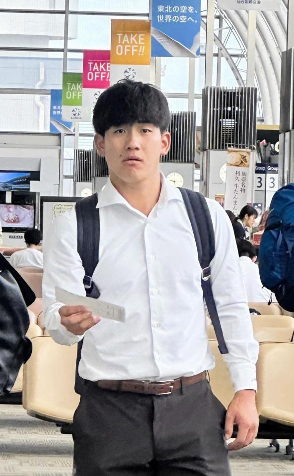 搭乗券を手にする伊原