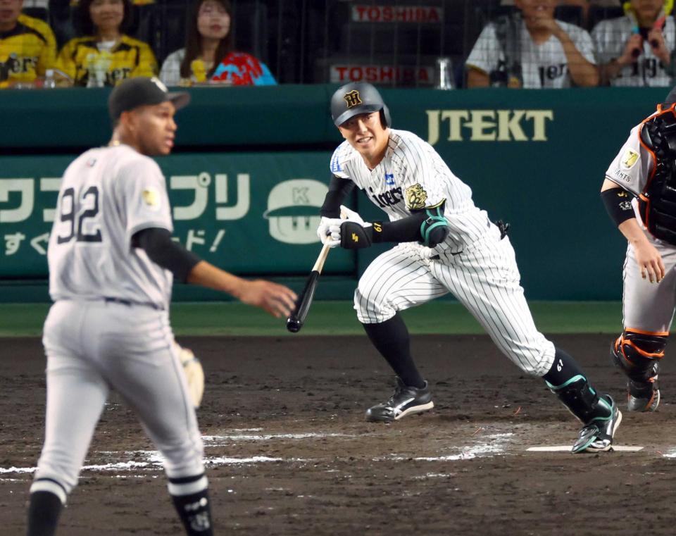 　巨人・マルティネスから遊撃内野安打を放つ＝５月２２日