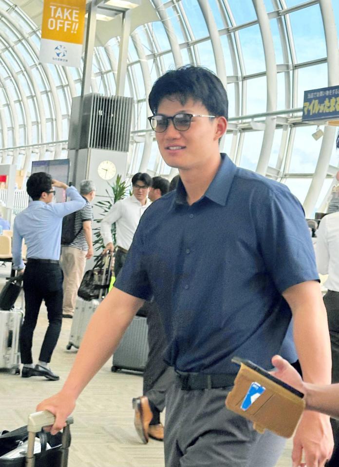 　帰阪の飛行機を待ちながら取材に応じる森下