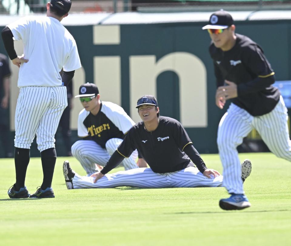 　１軍に合流し、ナインと談笑する前川