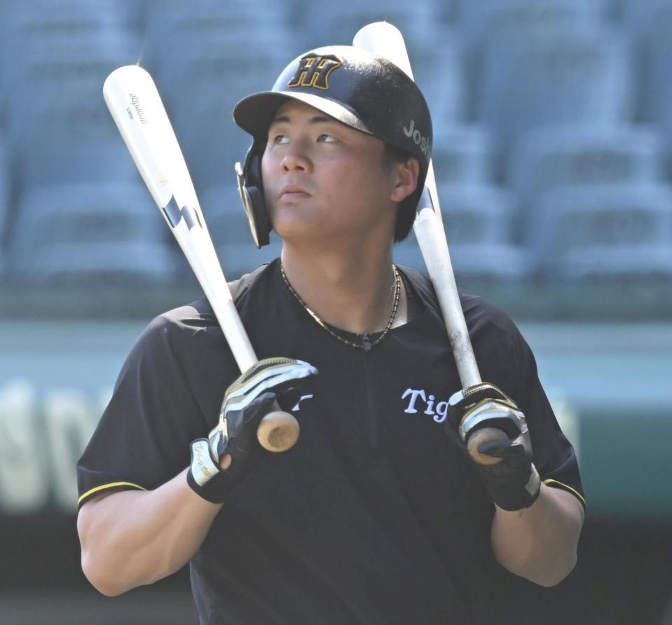 　打撃練習に向かう前川（撮影・飯室逸平）