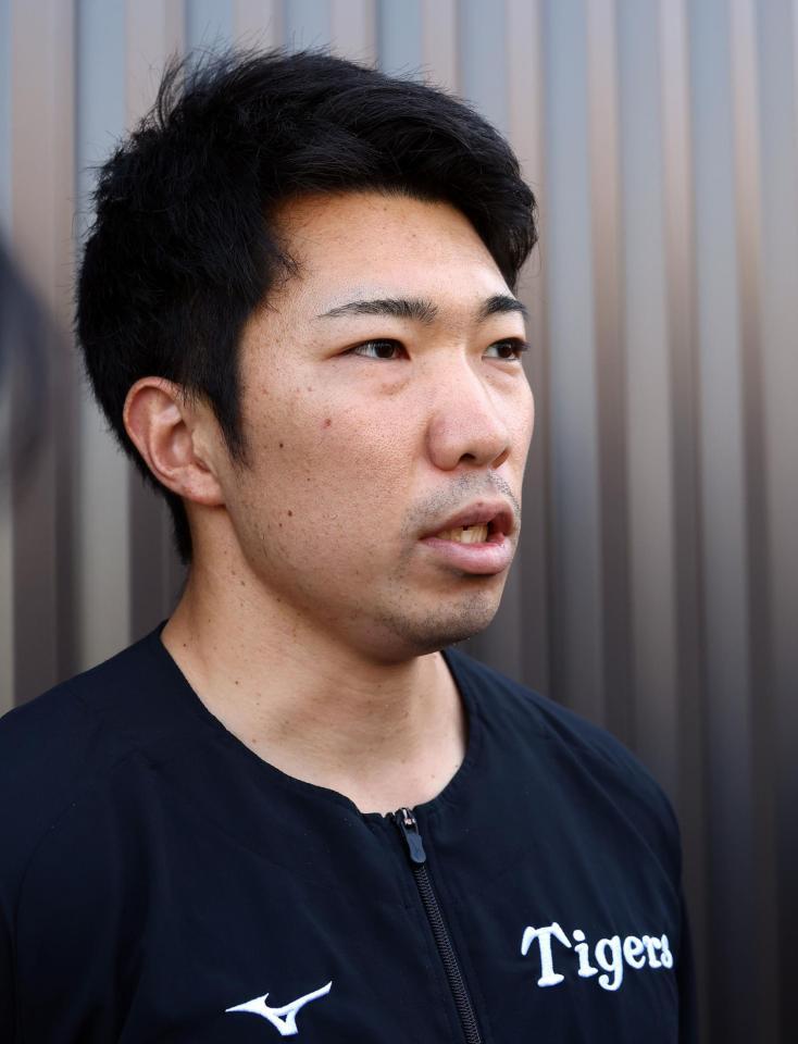 　トレーニングを終え、取材に応じる石井（撮影・山口登）