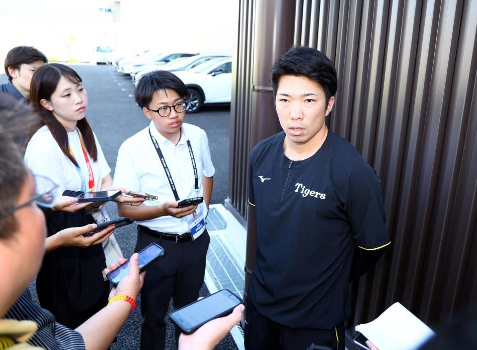 　トレーニングを終え、取材に応じる石井（撮影・山口登）