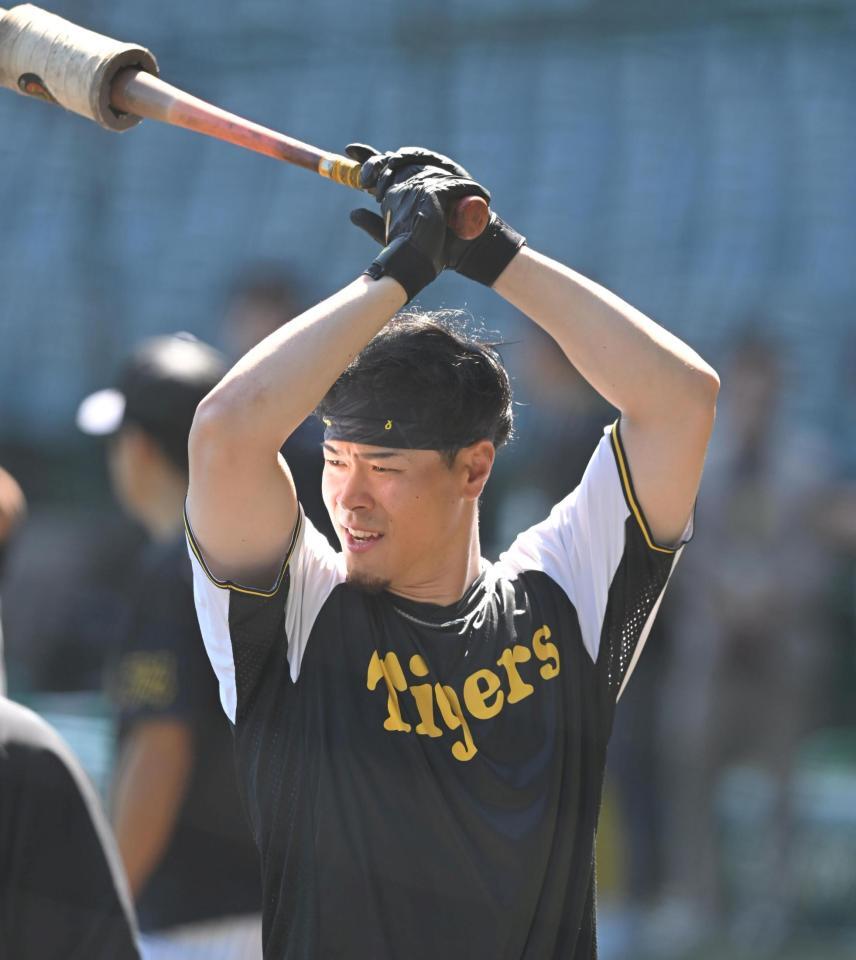 　打撃練習する佐藤輝（撮影・飯室逸平）