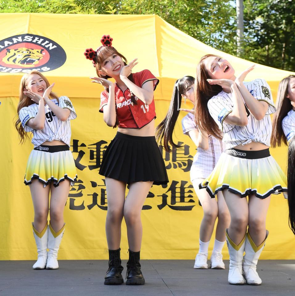 　ＴｉｇｅｒｓＧｉｒｌｓとパフォーマンスする台湾プロ野球のチアガール（撮影・西田忠信）