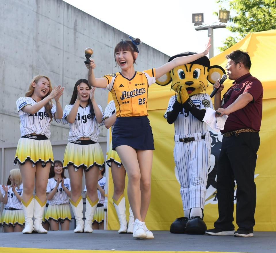 　ＴｉｇｅｒｓＧｉｒｌｓとけん玉対決する台湾プロ野球のチアガール（撮影・西田忠信）