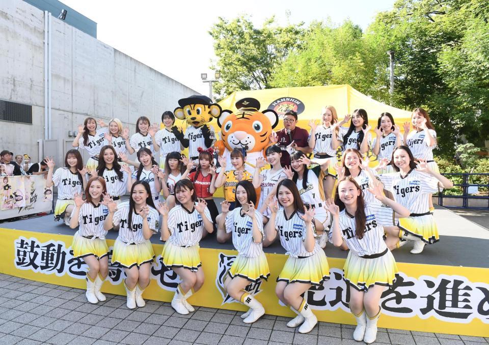 　記念写真に納まるＴｉｇｅｒｓＧｉｒｌｓと台湾プロ野球のチアガール（撮影・西田忠信）