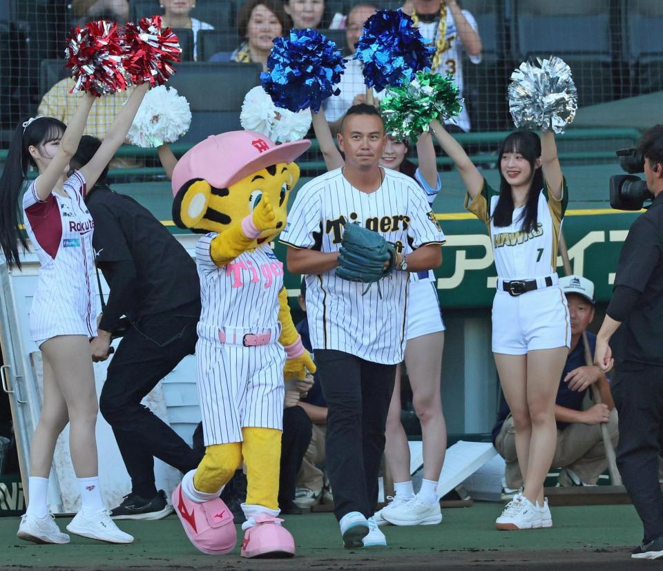 　ファーストピッチセレモニーでマウンドへ向かう蕭一傑氏（撮影・立川洋一郎）