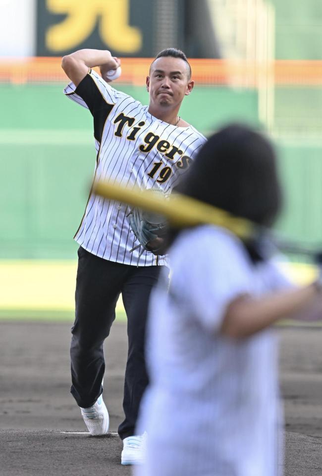　ファーストピッチセレモニーに登場した阪神ＯＢの蕭一傑氏（撮影・西田忠信）
