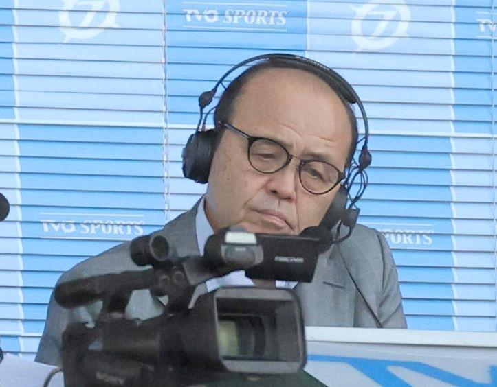 　解説ブースに座る岡田彰布オーナー付顧問（撮影・北村雅宏）