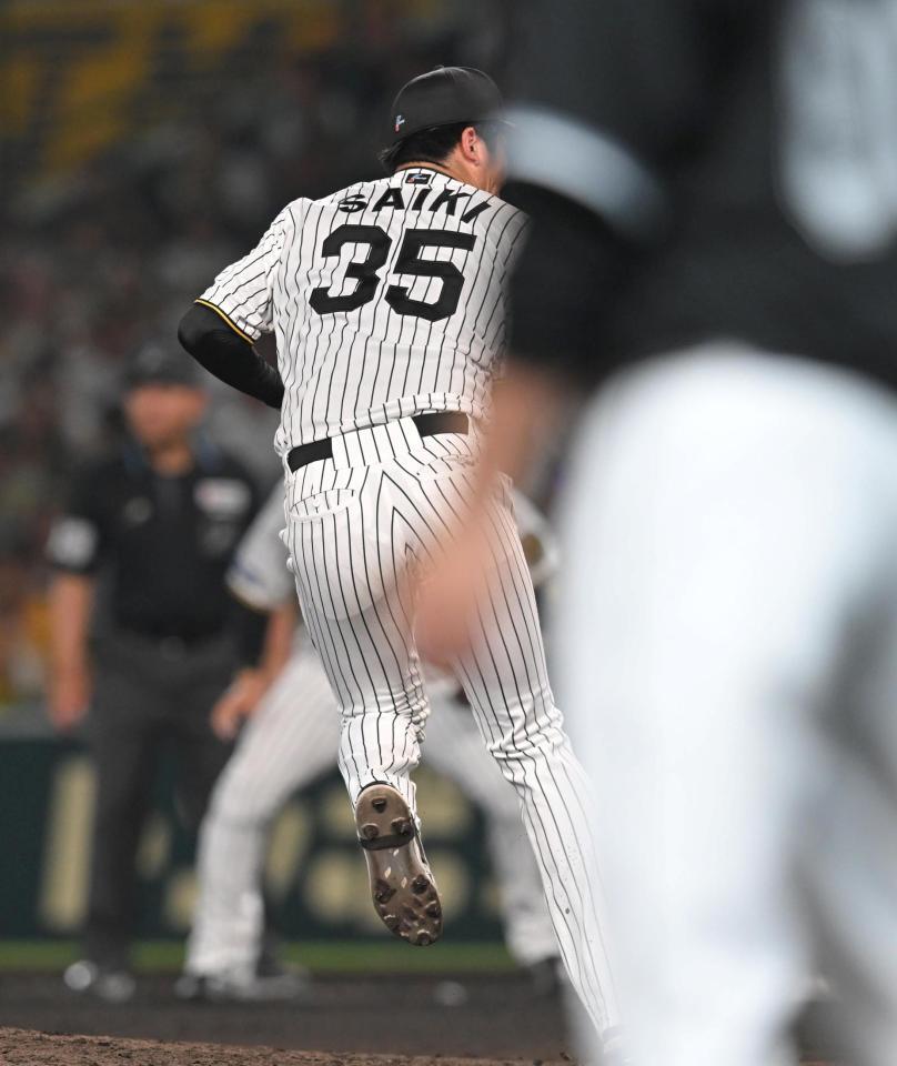 　７回、高部の打球を止める才木（撮影・飯室逸平）