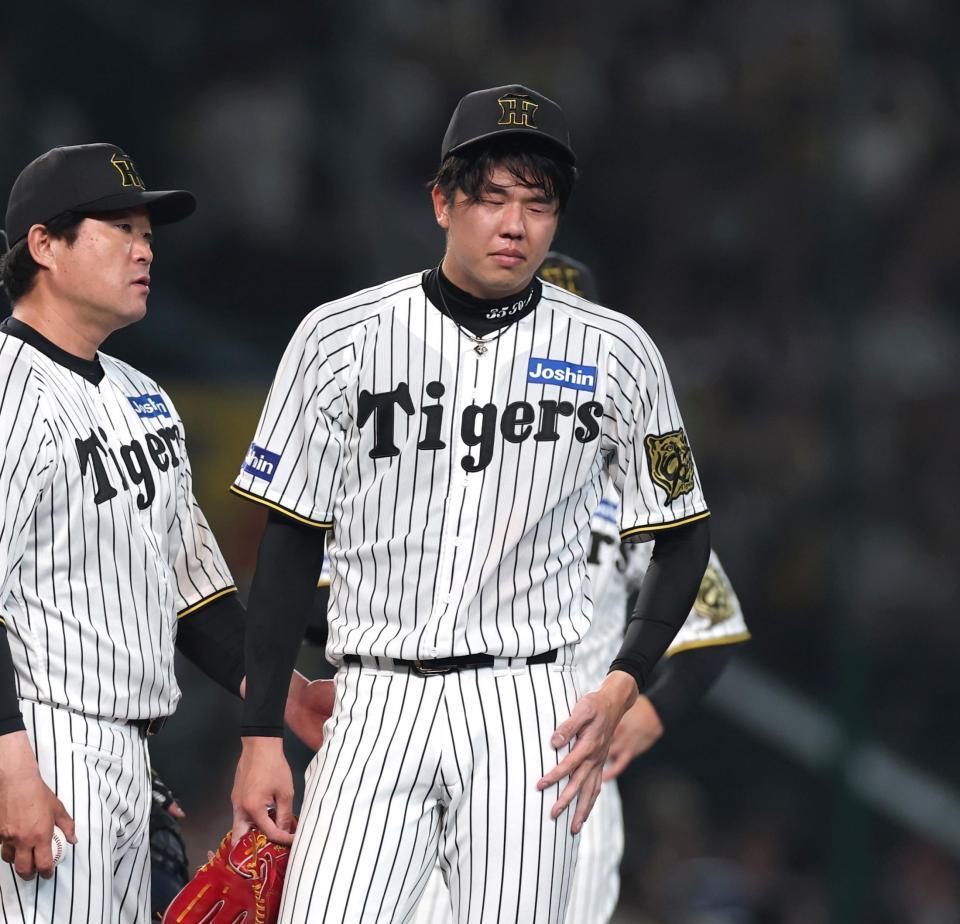 　７回途中、交代を告げられた才木（右）＝撮影・北村雅宏