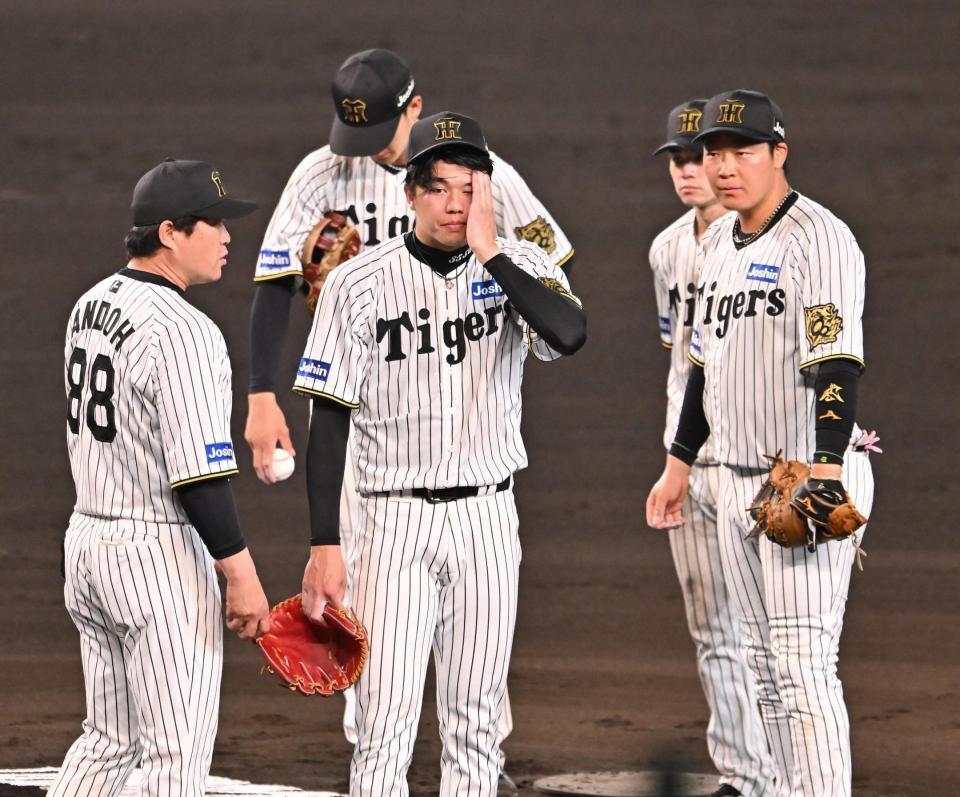 　７回、藤原に勝ち越しの２点打を許し、降板を告げられた才木（左から２人目）＝撮影・西田忠信