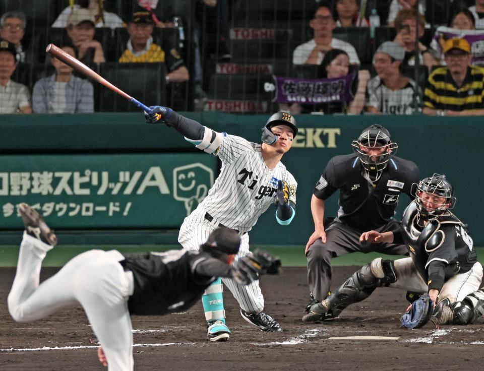 　６回、空振り三振に倒れる佐藤輝（撮影・立川洋一郎）