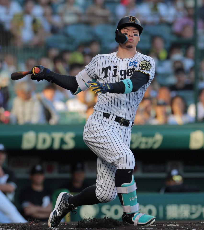 　１回、空振り三振に倒れる佐藤輝（撮影・北村雅宏）