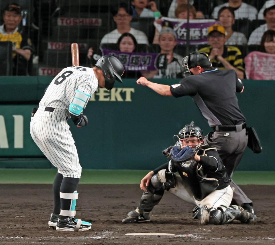 　９回、見逃し三振に倒れる佐藤輝（撮影・立川洋一郎）