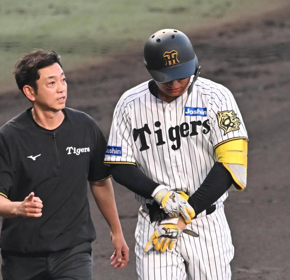 　３回、死球を受け治療に向かう森下（右）＝撮影・西田忠信