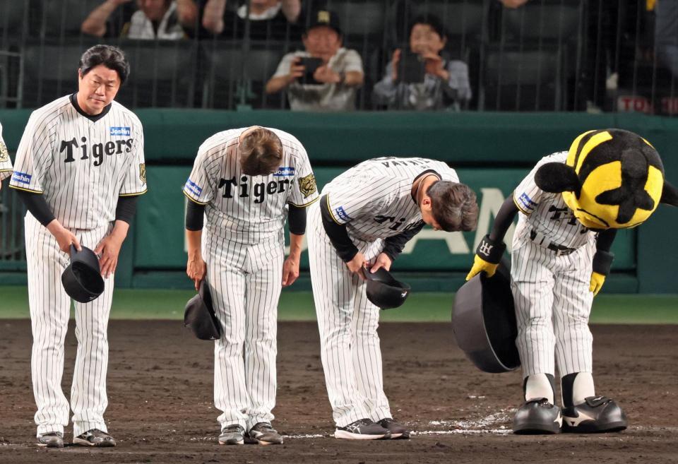 　ロッテに敗れて７連敗。ファンにあいさつする藤川監督（中央右）ら（撮影・立川洋一郎）