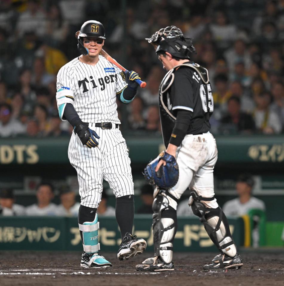 　９回、見逃し三振に倒れる佐藤輝（撮影・飯室逸平）