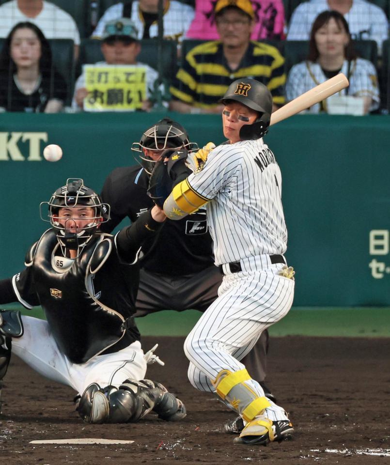 　３回、死球を受ける森下（撮影・立川洋一郎）