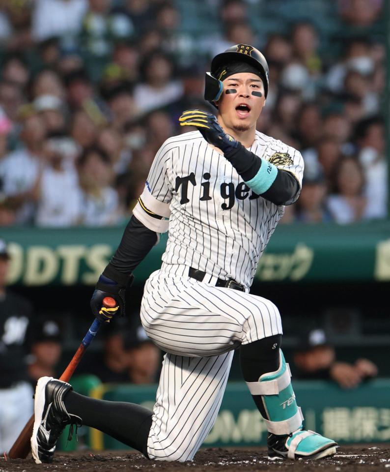 　３回、空振り三振に倒れる佐藤輝（撮影・北村雅宏）