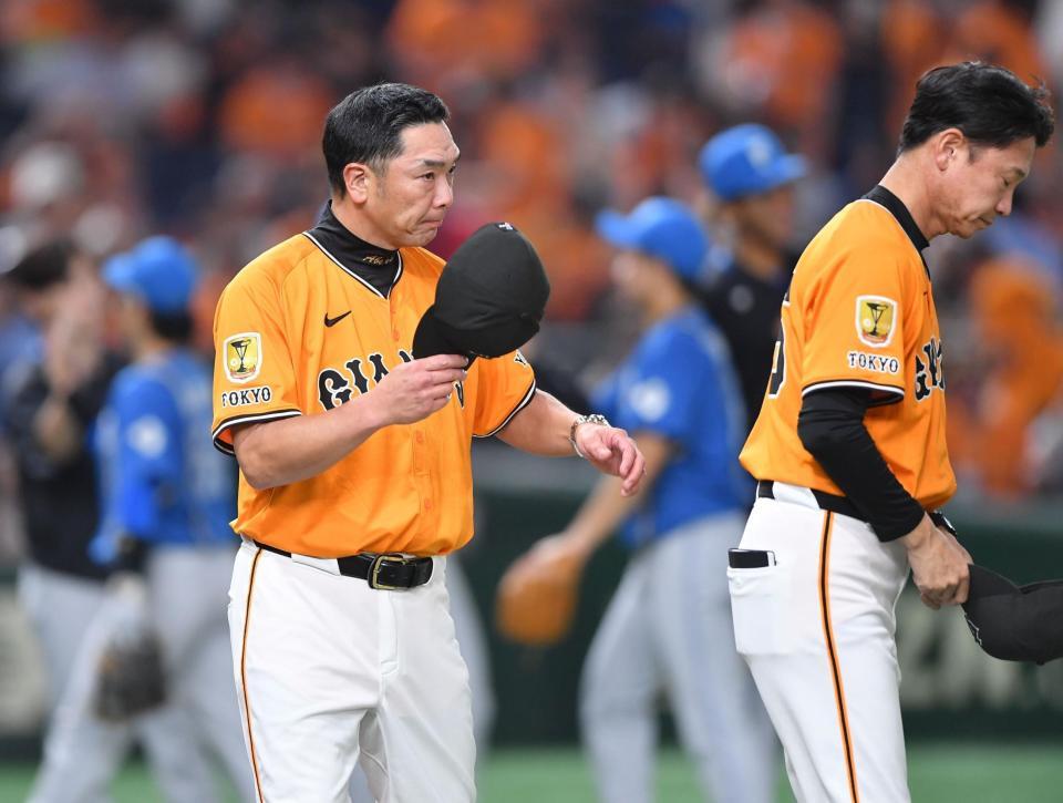 　４連敗しスタンドに向かって帽子を取る阿部監督（左）。右は二岡ヘッド兼打撃チーフコーチ（撮影・開出牧）