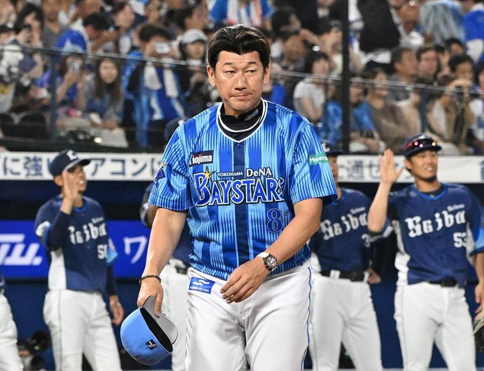 　西武に敗れ、引き揚げる三浦監督