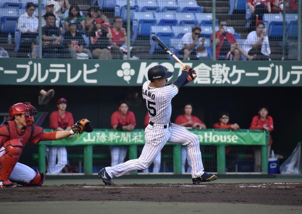 　左中間へ二塁打を放つ佐野