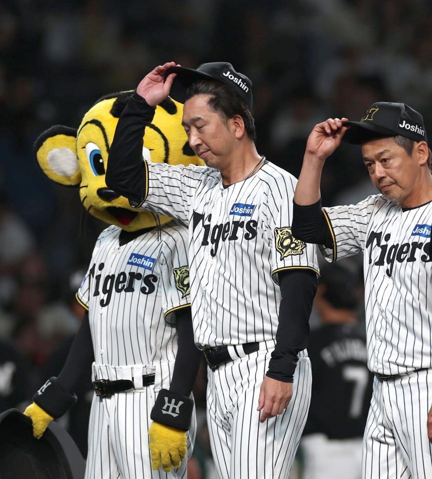 　連敗を重ね、帽子を手にする藤川監督（中央）＝撮影・北村雅宏