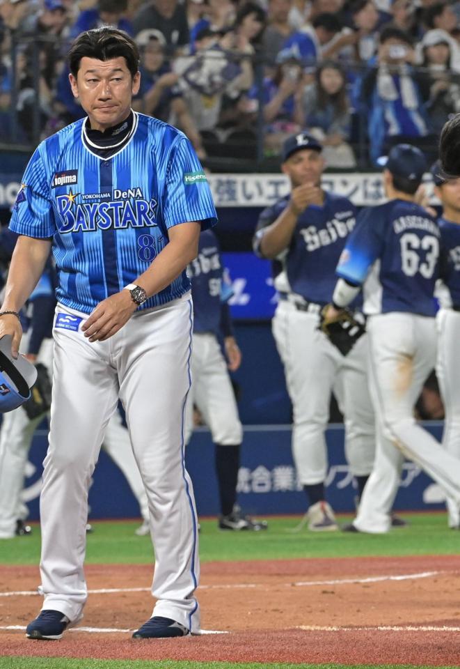 　西武に完封負けを喫した三浦監督（撮影・持木克友）
