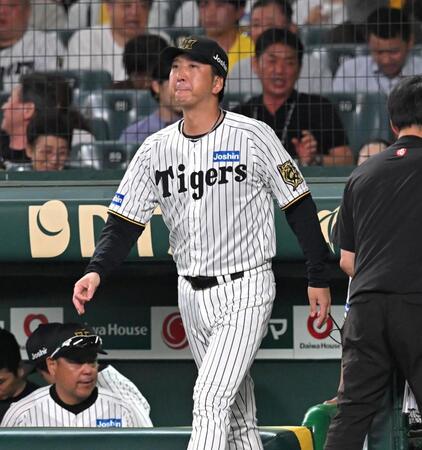 　敗戦を見届け、厳しい表情でベンチを出る藤川監督（撮影・飯室逸平）