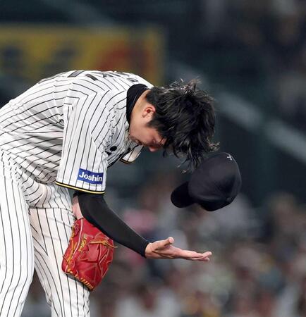 　７回、藤原に勝ち越しとなる２点適時打を浴びる才木（撮影・北村雅宏）
