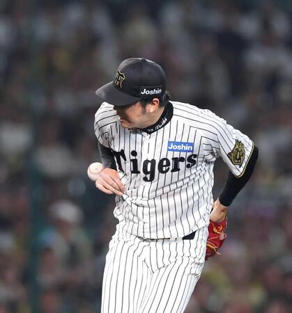 　７回、角中に同点となる適時内野安打を浴びる才木（撮影・北村雅宏）　