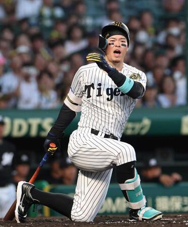 　３回、空振り三振に倒れる佐藤輝（撮影・北村雅宏）