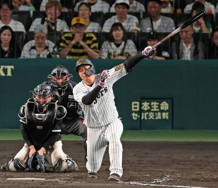 　９回、空振り三振に倒れる大山（撮影・立川洋一郎）