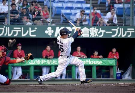 　左中間へ二塁打を放つ佐野