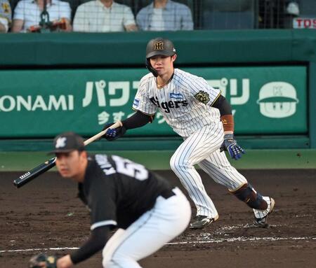 　３回、中前へ適時打を放つ中野（撮影・立川洋一郎）