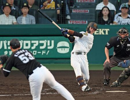 　３回、中前へ適時打を放つ中野（撮影・立川洋一郎）