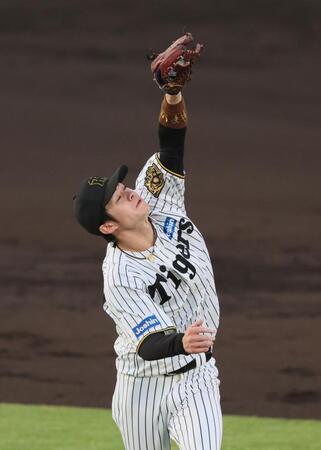 　３回、高部の打球を好捕する二塁手・中野（撮影・立川洋一郎）