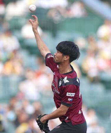 　ファーストピッチセレモニーを務める神戸・岩波拓也（撮影・北村雅宏）