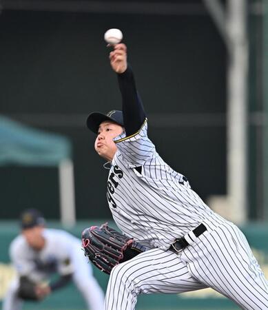 　力投する先発の門別（撮影・西田忠信）