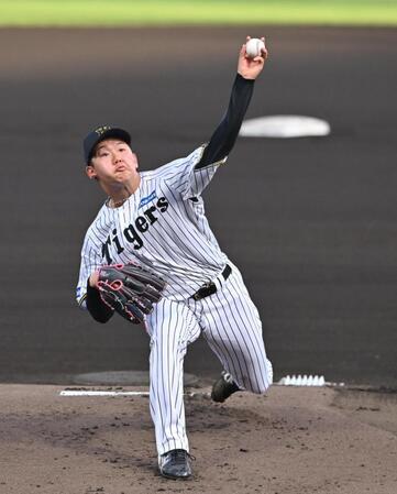 　力投する先発の門別（撮影・西田忠信）